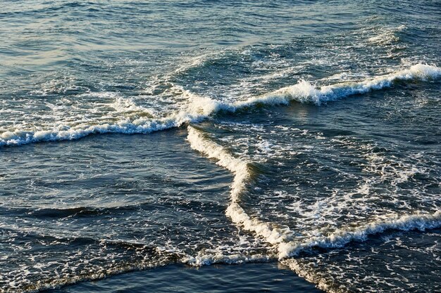 Vista de alto ángulo de las olas corriendo hacia la costa