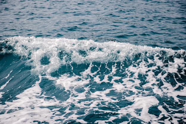 Foto vista de alto ángulo de las olas salpicando en el mar