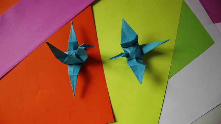 Foto vista de alto ángulo de origami sobre papel multicolor en la mesa