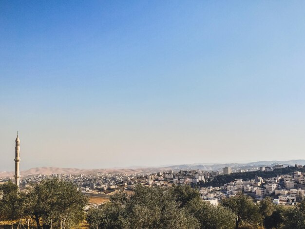 Vista de alto ángulo del paisaje de la ciudad contra un cielo azul claro