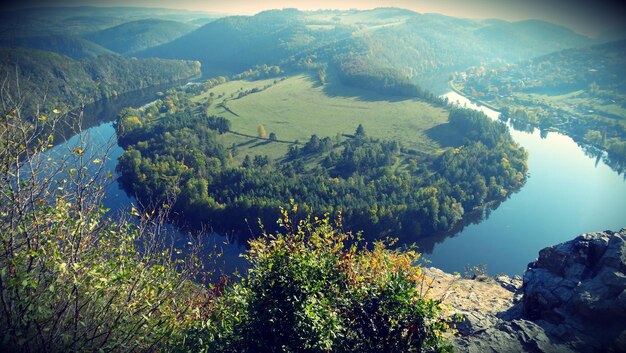 Foto vista de alto ángulo del paisaje y las montañas