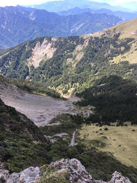 Foto vista de alto ángulo del paisaje y las montañas