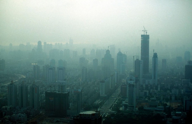 Vista de alto ángulo del paisaje urbano contra el cielo durante el tiempo de niebla