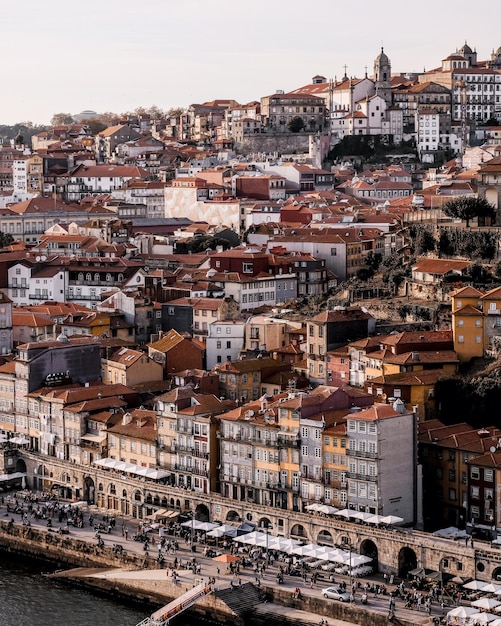 Vista de alto ángulo del paisaje urbano contra el cielo