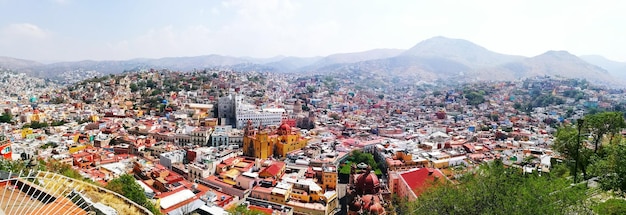 Vista de alto ángulo del paisaje urbano contra el cielo