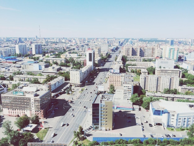 Vista de alto ángulo del paisaje urbano contra el cielo