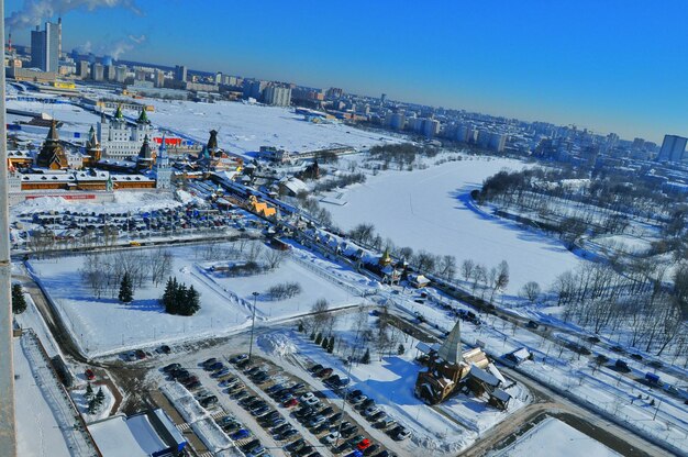 Vista de alto ángulo del paisaje urbano cubierto de nieve