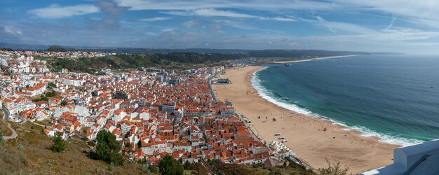 Vista de alto ángulo del paisaje urbano desde el mar contra el cielo