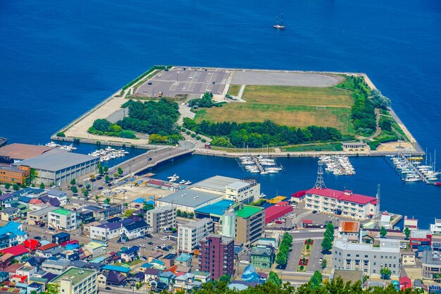 Foto vista de alto ángulo del paisaje urbano desde el mar