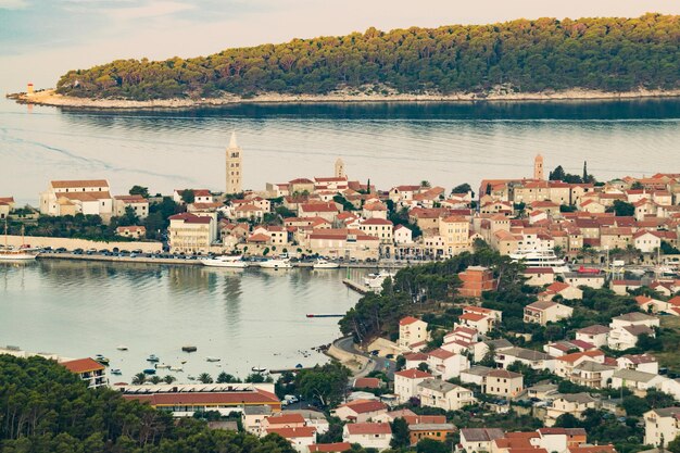 Vista de alto ángulo del paisaje urbano desde el mar