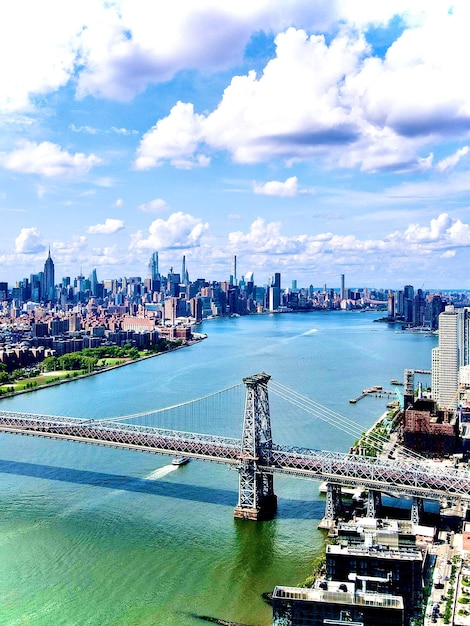 Foto vista de alto ángulo del paisaje urbano de nueva york y el puente contra el cielo