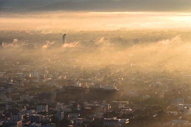 Foto vista de alto ángulo del paisaje urbano durante el tiempo de niebla