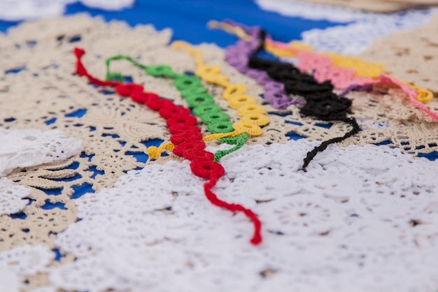 Foto vista de alto ángulo de papel multicolor en el suelo