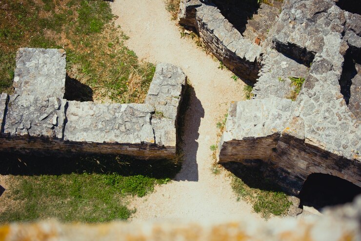 Foto vista de alto ángulo de la pared de piedra y la vieja casa en la ciudad