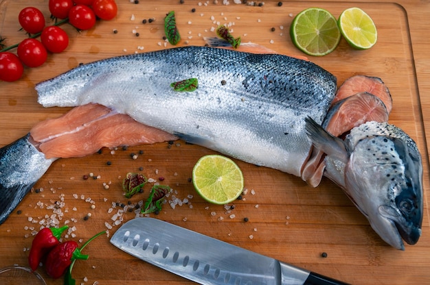 Foto vista de alto ángulo de los peces en la mesa