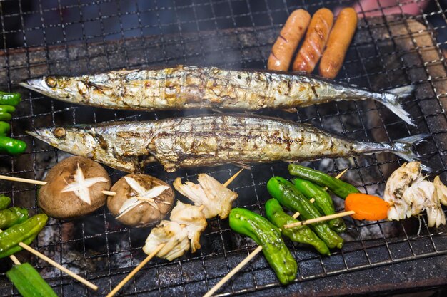 Foto vista de alto ángulo de peces en la parrilla de barbacoa