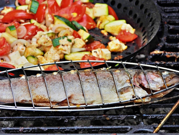 Vista de alto ángulo de peces en la parrilla de barbacoa