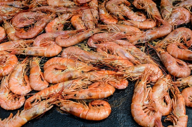 Foto vista de alto ángulo de peces para la venta en el mercado