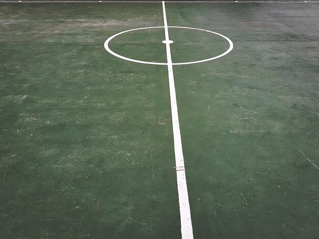 Vista de alto ángulo de la pelota de fútbol en el campo