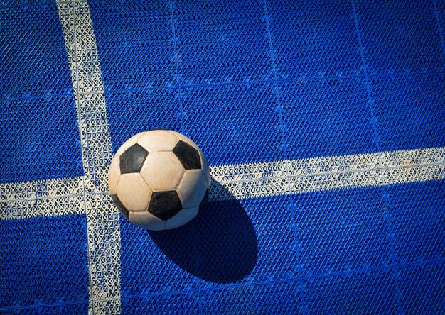 Foto vista de alto ángulo de la pelota de fútbol en la mesa