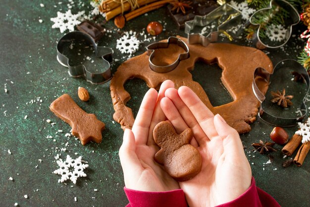 Foto vista de alto ángulo de una persona sosteniendo galletas en la mesa