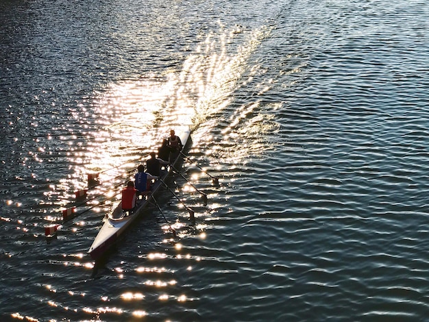 Foto vista de alto ángulo de personas en un barco en el mar