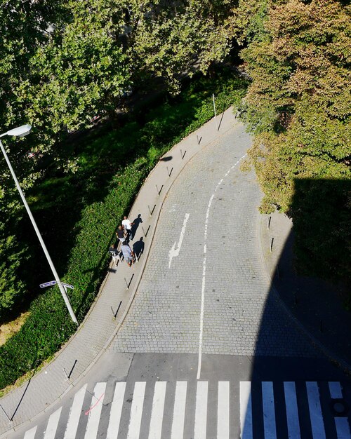 Foto vista de alto ángulo de personas caminando por la acera