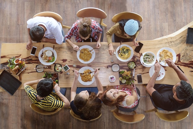 Vista de alto ángulo de personas comiendo comida