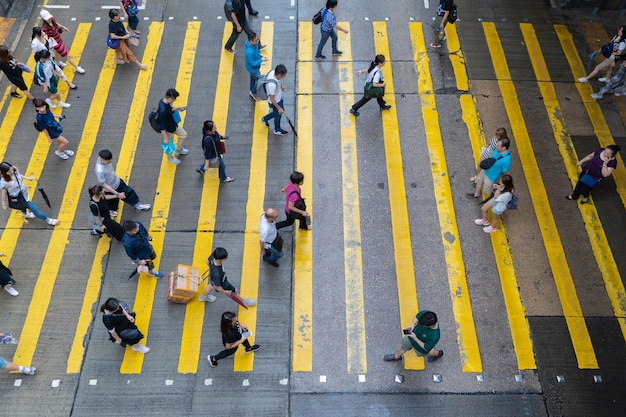 Vista de alto ángulo de personas que cruzan la carretera