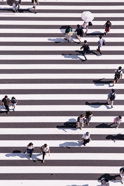 Foto vista de alto ángulo de personas que cruzan en la carretera