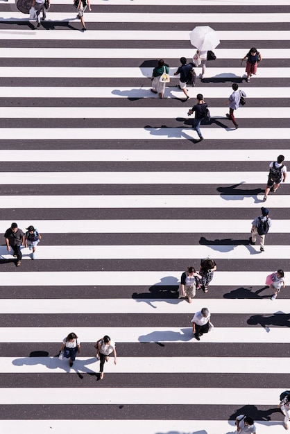 Vista de alto ángulo de personas que cruzan en la carretera