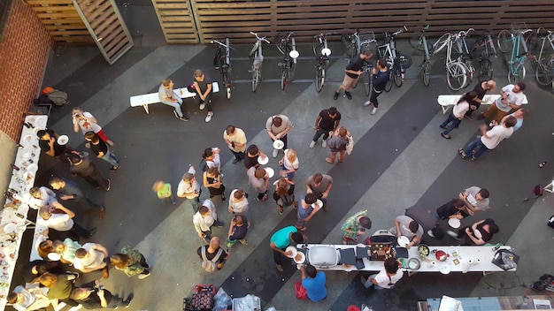 Vista de alto ángulo de personas que tienen una fiesta