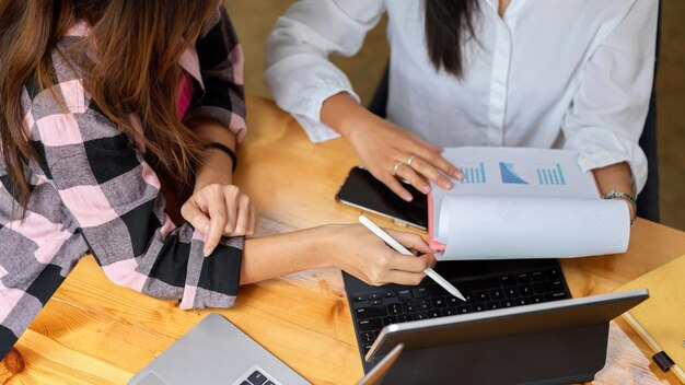 Foto vista de alto ángulo de las personas que trabajan en la mesa