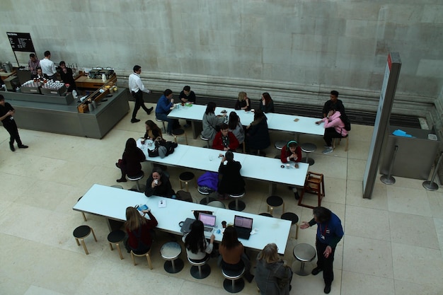 Vista de alto ángulo de personas sentadas en la cantina