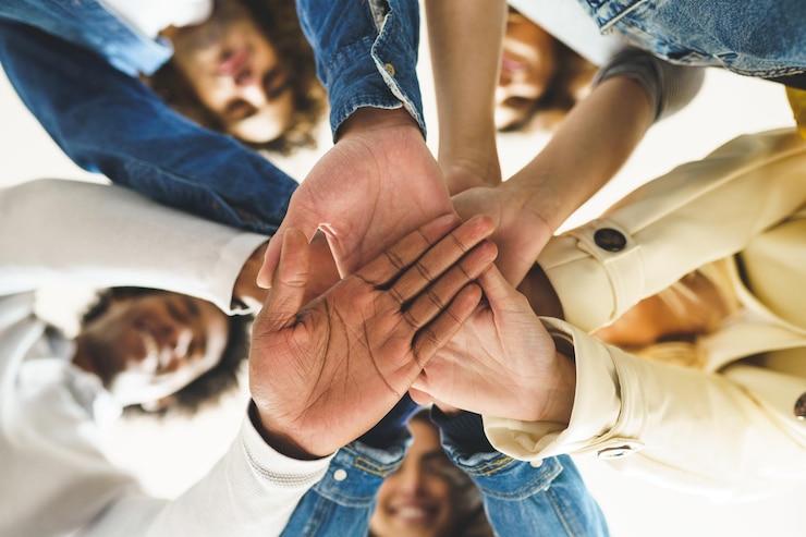 Foto vista de alto ángulo de personas tomadas de la mano