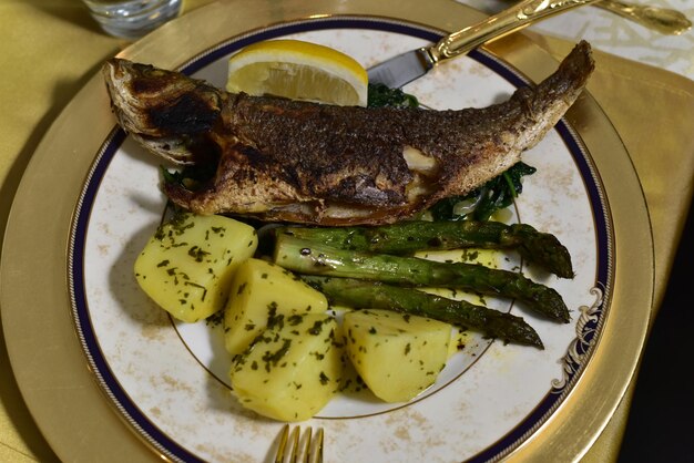 Foto vista de alto ángulo del pescado servido en el plato