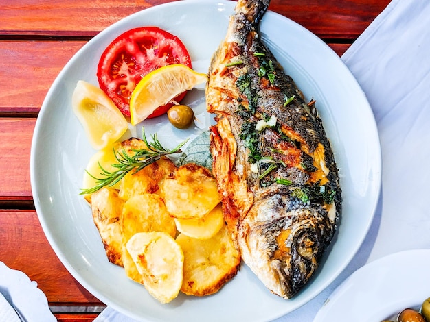 Vista de alto ángulo del pescado servido en el plato