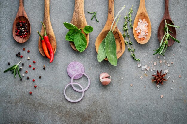 Foto vista de alto ángulo de la pimienta chili en la mesa