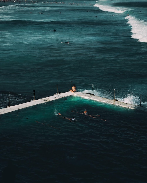 Foto vista de alto ángulo de la piscina infinita desde el mar