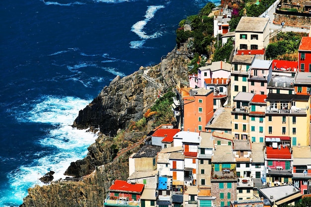 Vista de alto ángulo del pueblo de Riomaggiore en la montaña por el mar