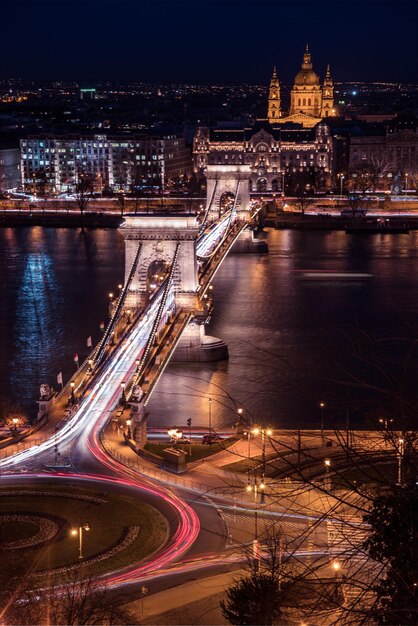 Vista de alto ángulo del puente iluminado por la noche