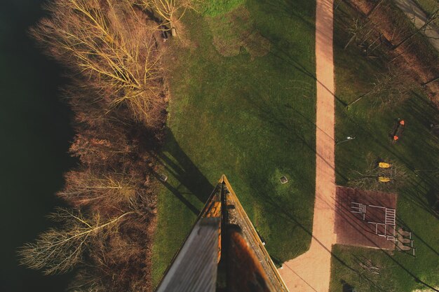 Foto vista de alto ángulo del puente en medio de los árboles de la ciudad