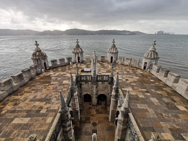 Vista de alto ángulo del puente sobre el mar