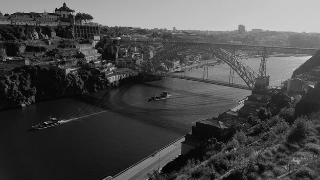 Foto vista en alto ángulo del puente sobre el río