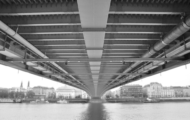 Vista de alto ángulo del puente sobre el río