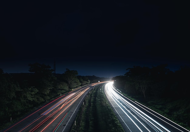 Foto vista de alto ángulo de rastros de luz en la autopista por la noche