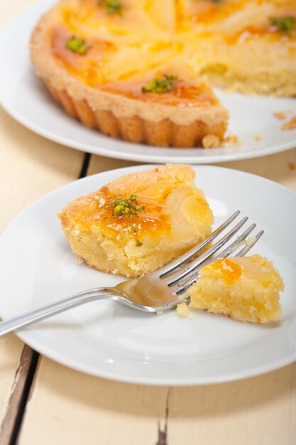 Vista de alto ángulo de una rebanada de pastel fresca servida en un plato en la mesa