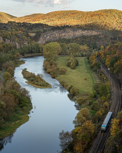 Foto vista de alto ángulo del río berounka y las rocas de piedra caliza desde un punto de vista en el pueblo de tetin czechia