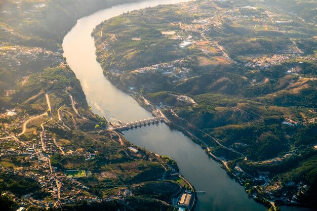 Foto vista de alto ángulo del río que fluye a través de la montaña