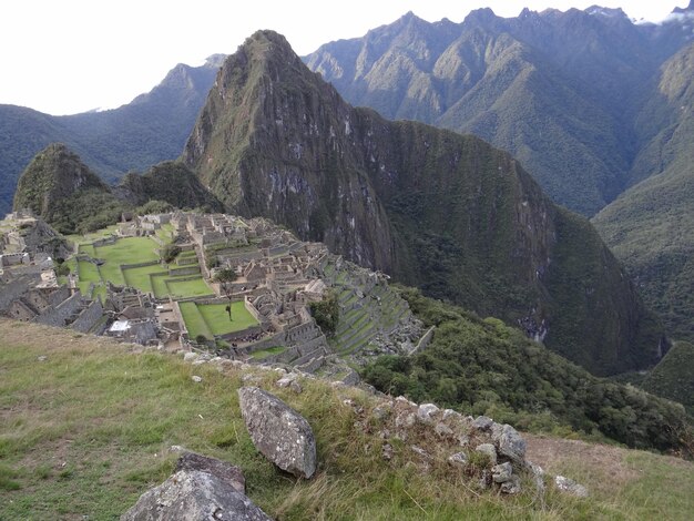 Foto vista de alto ángulo de las ruinas de la montaña